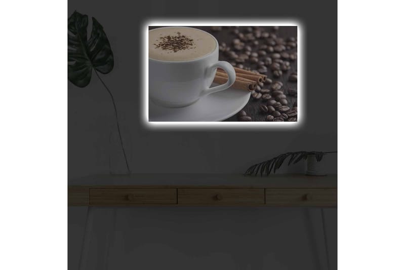 Lerretsbilde med LED-belysning - Kopp kaffe og kanelstenger på en bakgrunn av kaffebønner - Brun / Hvit / Beige - Interiør - Maleri & posters - Lerretsbilder
