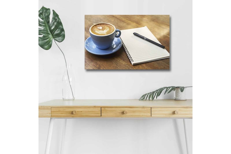 Lerretsbilde med LED-belysning - Kopp latte art på et trebord sammen med en notatbok og penn, Blå / Brun / Hvit