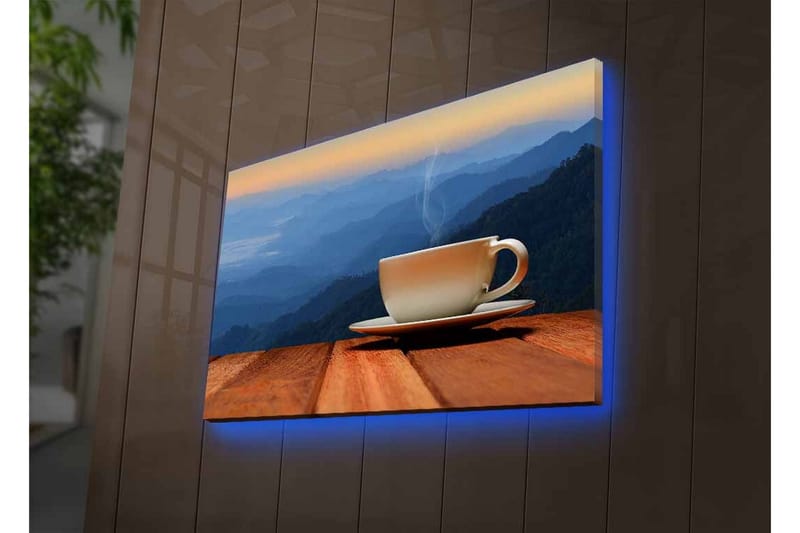 Lerretsbilde med LED-belysning - Kopp med dampende drikke på en treflate mot en fjellbakgrunn - Blå / Beige / Brun - Interiør - Maleri & posters - Lerretsbilder