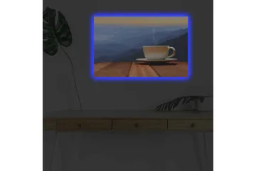 Lerretsbilde med LED-belysning - Kopp med dampende drikke på en treflate mot en fjellbakgrunn - Blå / Beige / Brun - Interiør - Maleri & posters - Lerretsbilder