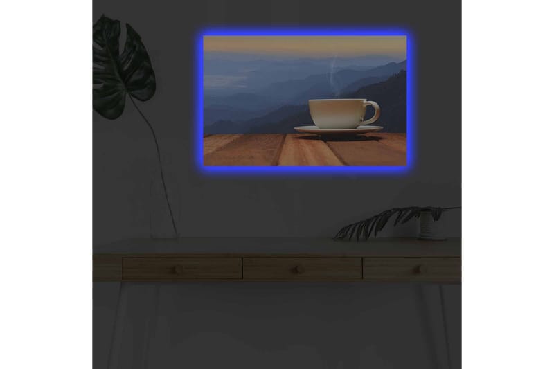 Lerretsbilde med LED-belysning - Kopp med dampende drikke på en treflate mot en fjellbakgrunn - Blå / Beige / Brun - Interiør - Maleri & posters - Lerretsbilder