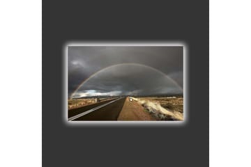 Lerretsbilde med LED-belysning - Regnbue som strekker seg over en mørk himmel over en landevei - Mørkegrå / Beige / Regnbuefarger - Interiør - Maleri & posters - Lerretsbilder