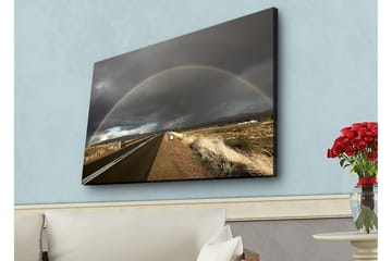 Lerretsbilde med LED-belysning - Regnbue som strekker seg over en mørk himmel over en landevei - Mørkegrå / Beige / Regnbuefarger - Interiør - Maleri & posters - Lerretsbilder