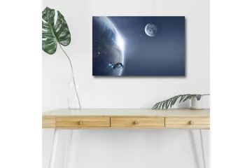 Lerretsbilde med LED-belysning - Romskip som svever nær jorden med en måne i bakgrunnen - Mørk blå / Lys blå / Grå - Interiør - Maleri & posters - Lerretsbilder
