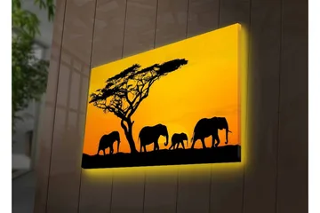 Lerretsbilde med LED-belysning - Silhuetter av elefanter under en solnedgang med et tre i bakgrunnen - Svart / Oransje / Gul - Interiør - Maleri & posters - Lerretsbilder