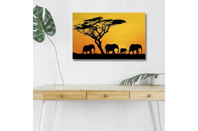 Lerretsbilde med LED-belysning - Silhuetter av elefanter under en solnedgang med et tre i bakgrunnen, Svart / Oransje / Gul