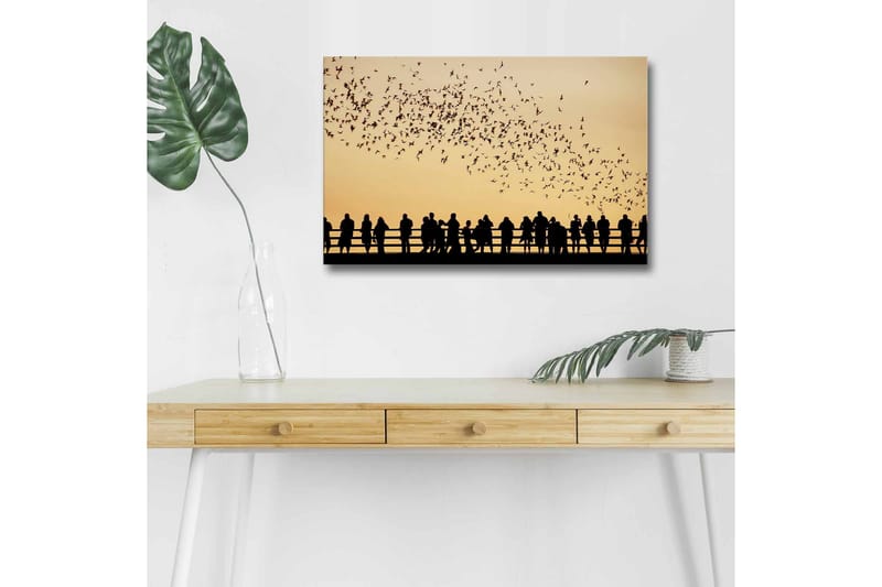 Lerretsbilde med LED-belysning - Silhuetter av mennesker mot en gyllen himmel med svevende fugler, Gull / Svart