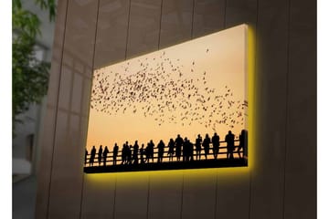 Lerretsbilde med LED-belysning - Silhuetter av mennesker mot en gyllen himmel med svevende fugler - Gull / Svart - Interiør - Maleri & posters - Lerretsbilder