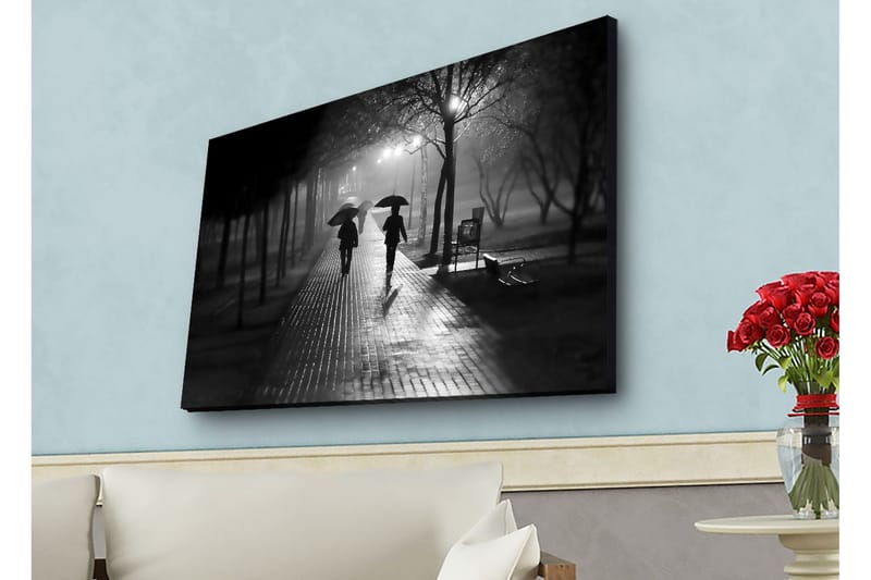 Lerretsbilde med LED-belysning - Silhuetter av to personer med paraplyer på en regnfull gate - Svart / Grå - Interiør - Maleri & posters - Lerretsbilder