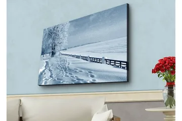 Lerretsbilde med LED-belysning - Snødekt landskap med spor i snøen og trær langs en vei - Hvit / Lys blå / Grå - Interiør - Maleri & posters - Lerretsbilder