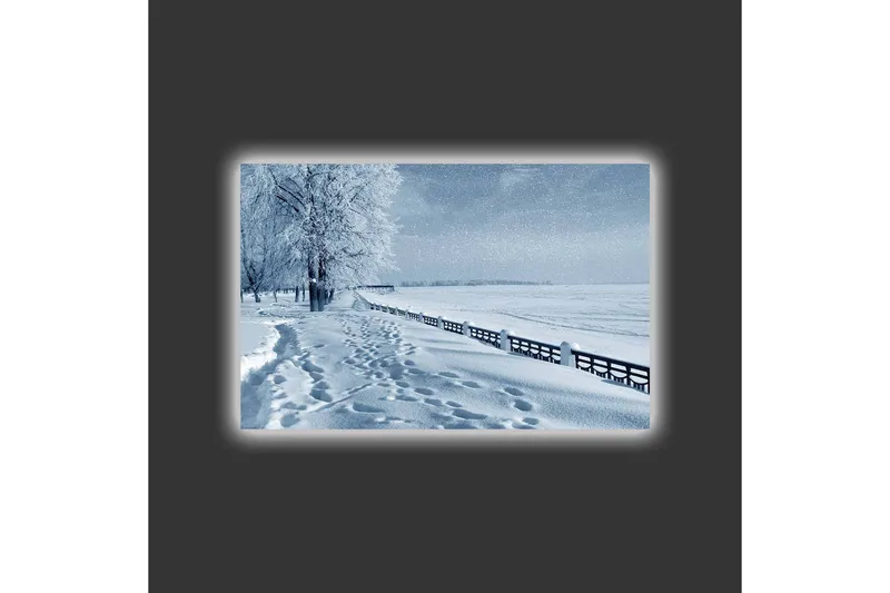 Lerretsbilde med LED-belysning - Snødekt landskap med spor i snøen og trær langs en vei - Hvit / Lys blå / Grå - Interiør - Maleri & posters - Lerretsbilder