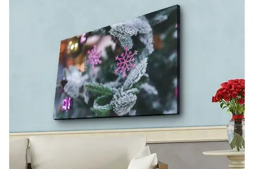 Lerretsbilde med LED-belysning - Snøflak på et grønt grantre med julepynt - Grønn / Hvit / Rosa - Interiør - Maleri & posters - Lerretsbilder