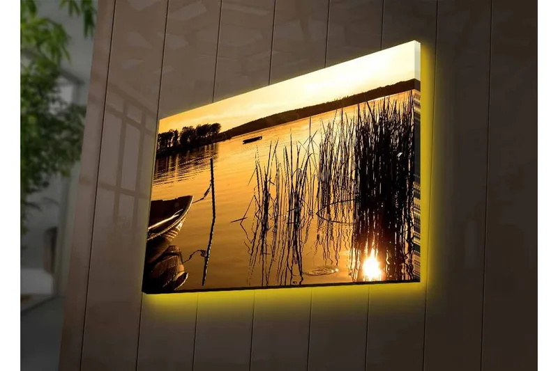 Lerretsbilde med LED-belysning - Solnedgang over rolig vann med siv og en båt i forgrunnen - Gull / Brun / Svart - Interiør - Maleri & posters - Lerretsbilder