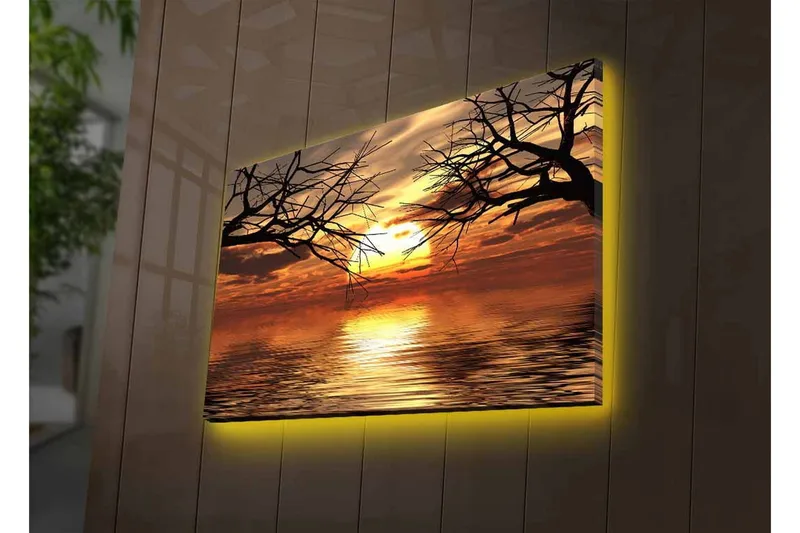 Lerretsbilde med LED-belysning - Solnedgang over speillignende vannflater med silhuetter av tregrener - Gull / Oransje / Svart - Interiør - Maleri & posters - Lerretsbilder