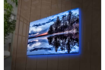 Lerretsbilde med LED-belysning - Speillignende innsjølandskap med silhuetter av trær i skumringen - Blå / Svart / Grå - Interiør - Maleri & posters - Lerretsbilder