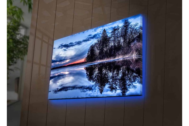 Lerretsbilde med LED-belysning - Speillignende innsjølandskap med silhuetter av trær i skumringen - Blå / Svart / Grå - Interiør - Maleri & posters - Lerretsbilder