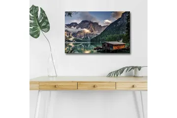 Lerretsbilde med LED-belysning - Stemningsfull fjellsjø med en trehytte ved vannet - Grønn / Blå / Brun - Interiør - Maleri & posters - Lerretsbilder