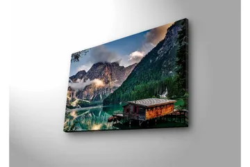 Lerretsbilde med LED-belysning - Stemningsfull fjellsjø med en trehytte ved vannet - Grønn / Blå / Brun - Interiør - Maleri & posters - Lerretsbilder