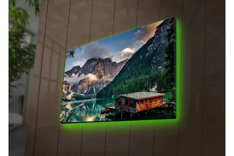 Lerretsbilde med LED-belysning - Stemningsfull fjellsjø med en trehytte ved vannet - Grønn / Blå / Brun - Interiør - Maleri & posters - Lerretsbilder