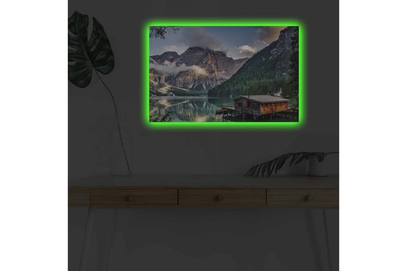 Lerretsbilde med LED-belysning - Stemningsfull fjellsjø med en trehytte ved vannet - Grønn / Blå / Brun - Interiør - Maleri & posters - Lerretsbilder