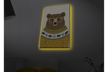 Lerretsbilde med LED-belysning - Stilig bjørn med briller i mønstret genser - Brun / Gul / Blå - Interiør - Maleri & posters - Lerretsbilder