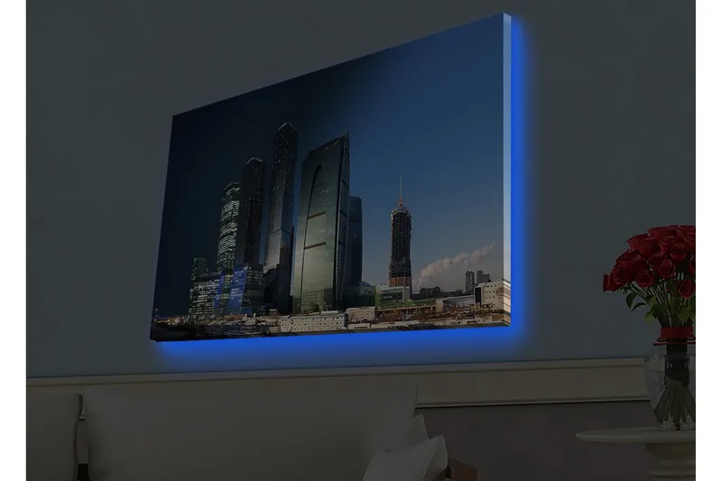 Lerretsbilde med LED-belysning - Storslått bybilde med moderne skyskrapere i kveldslyset, Mørk blå / Grønn / Svart