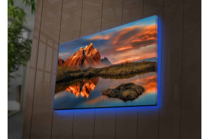 Lerretsbilde med LED-belysning - Storslått fjellandskap med refleksjoner i en rolig innsjø - Oransje / Blå / Grønn - Interiør - Maleri & posters - Lerretsbilder