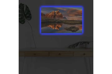 Lerretsbilde med LED-belysning - Storslått fjellandskap med refleksjoner i en rolig innsjø - Oransje / Blå / Grønn - Interiør - Maleri & posters - Lerretsbilder