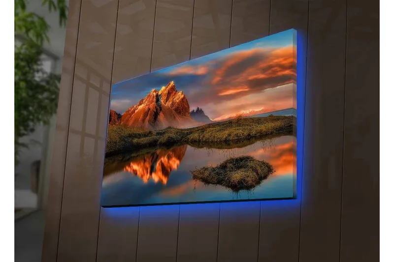Lerretsbilde med LED-belysning - Storslått fjellandskap med refleksjoner i en rolig innsjø - Oransje / Blå / Grønn - Interiør - Maleri & posters - Lerretsbilder
