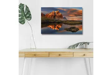 Lerretsbilde med LED-belysning - Storslått fjellandskap med refleksjoner i en rolig innsjø - Oransje / Blå / Grønn - Interiør - Maleri & posters - Lerretsbilder