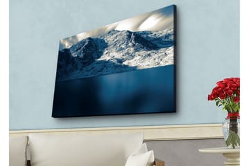 Lerretsbilde med LED-belysning - Storslått fjellandskap med snødekte fjelltopper og speilblanke vannflater - Mørk blå / Hvit / Grå - Interiør - Maleri & posters - Lerretsbilder