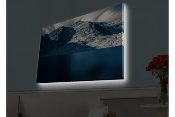 Lerretsbilde med LED-belysning - Storslått fjellandskap med snødekte fjelltopper og speilblanke vannflater - Mørk blå / Hvit / Grå - Interiør - Maleri & posters - Lerretsbilder