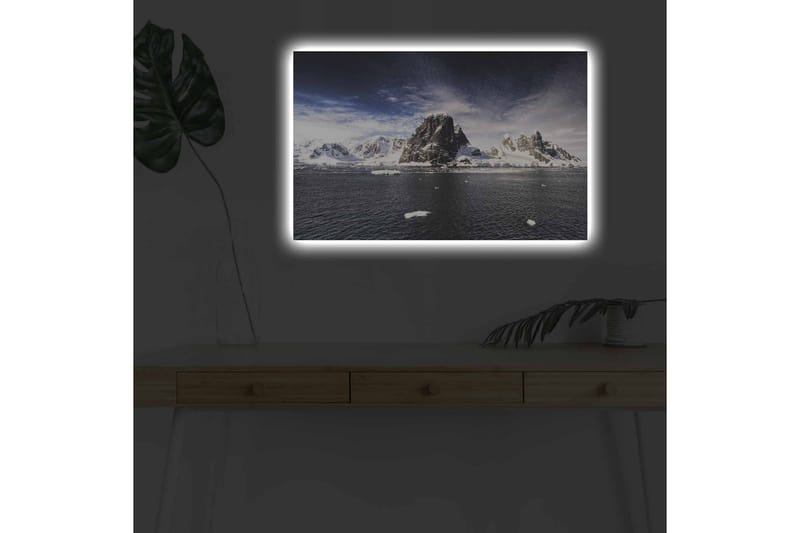Lerretsbilde med LED-belysning - Storslått fjellkjede med snødekte topper ved en speilblank innsjø - Mørk blå / Hvit / Grå - Interiør - Maleri & posters - Lerretsbilder