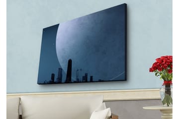 Lerretsbilde med LED-belysning - Storslått måne over en bysilhuett i skumringen - Mørk blå / Grå / Svart - Interiør - Maleri & posters - Lerretsbilder