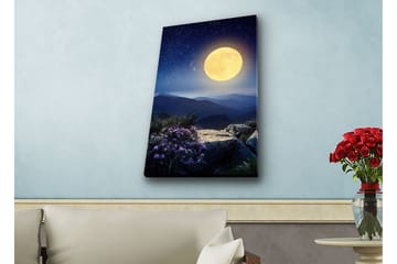 Lerretsbilde med LED-belysning - Storslått måne over et fjernt fjellandskap med blomster i forgrunnen - Mørk blå / Gul / Lilla - Interiør - Maleri & posters - Lerretsbilder