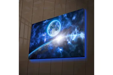Lerretsbilde med LED-belysning - Storslått romscene med en planet og en måne i fokus - Mørk blå / Lys blå / Hvit - Interiør - Maleri & posters - Lerretsbilder