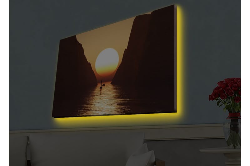 Lerretsbilde med LED-belysning - Storslått solnedgang over en smal fjord med en seilbåt i silhuett - Oransje / Brun / Gull - Interiør - Maleri & posters - Lerretsbilder
