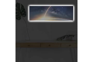 Lerretsbilde med LED-belysning - Storslått utsikt over jorden med en stjernehimmel og en lys stråle som strekker seg ut i rommet - Mørk blå / Lys oransje / Hvit - Interiør - Maleri & posters - Lerretsbilder