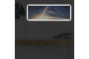 Lerretsbilde med LED-belysning - Storslått utsikt over jorden med en stjernehimmel og en lys stråle som strekker seg ut i rommet - Mørk blå / Lys oransje / Hvit - Interiør - Maleri & posters - Lerretsbilder