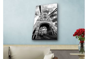 Lerretsbilde med LED-belysning - Svart-hvitt-bilde av Tower Bridge i London med dramatiske skyer - Svart / Hvit / Grå - Interiør - Maleri & posters - Lerretsbilder