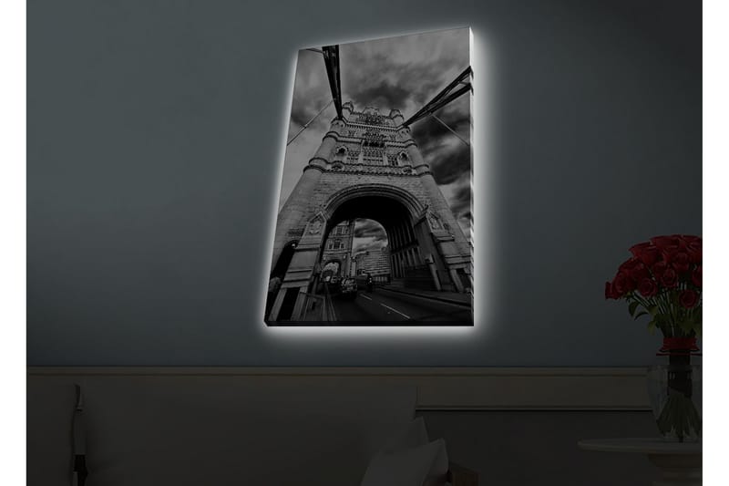 Lerretsbilde med LED-belysning - Svart-hvitt-bilde av Tower Bridge i London med dramatiske skyer - Svart / Hvit / Grå - Interiør - Maleri & posters - Lerretsbilder