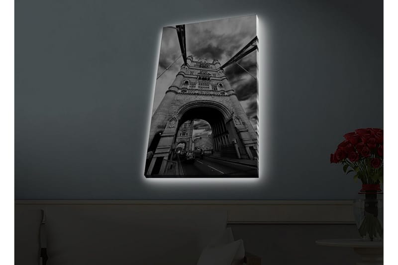 Lerretsbilde med LED-belysning - Svart-hvitt-bilde av Tower Bridge i London med dramatiske skyer - Svart / Hvit / Grå - Interiør - Maleri & posters - Lerretsbilder