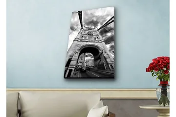 Lerretsbilde med LED-belysning - Svart-hvitt-bilde av Tower Bridge i London med dramatiske skyer - Svart / Hvit / Grå - Interiør - Maleri & posters - Lerretsbilder