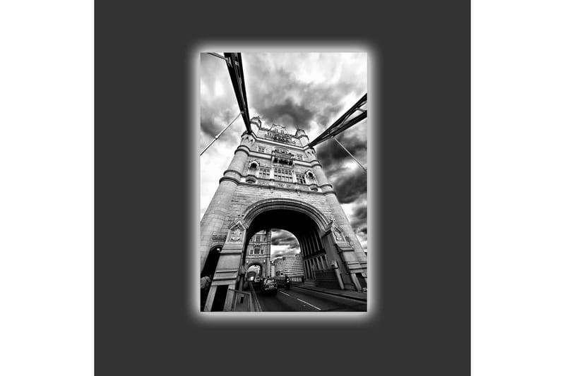 Lerretsbilde med LED-belysning - Svart-hvitt-bilde av Tower Bridge i London med dramatiske skyer - Svart / Hvit / Grå - Interiør - Maleri & posters - Lerretsbilder