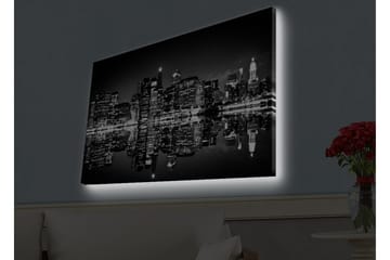 Lerretsbilde med LED-belysning - Svart-hvitt bysilhuett med refleksjoner i vannoverflaten - Svart / Hvit / Grå - Interiør - Maleri & posters - Lerretsbilder