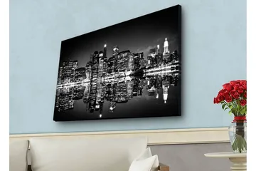 Lerretsbilde med LED-belysning - Svart-hvitt bysilhuett med refleksjoner i vannoverflaten - Svart / Hvit / Grå - Interiør - Maleri & posters - Lerretsbilder