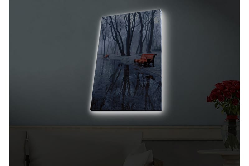 Lerretsbilde med LED-belysning - Tåke over en park med benker og refleksjoner i sølepytter - Mørk blå / Grå / Oransje - Interiør - Maleri & posters - Lerretsbilder