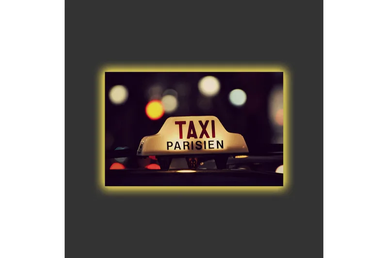 Lerretsbilde med LED-belysning - Taxiskilt med teksten TAXI PARISIEN i et nattlig bymiljø - Gul / Svart / Rød - Interiør - Maleri & posters - Lerretsbilder