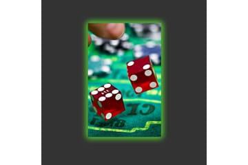 Lerretsbilde med LED-belysning - Terninger kastes på en grønn spillebane - Rød / Grønn / Svart - Interiør - Maleri & posters - Lerretsbilder