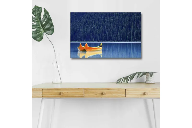 Lerretsbilde med LED-belysning - To kanoer i en speilblank innsjø omgitt av tett skog, Blå / Oransje